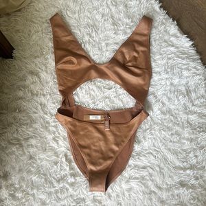 NWT Skims wet jersey cut out bodysuit in color sienna